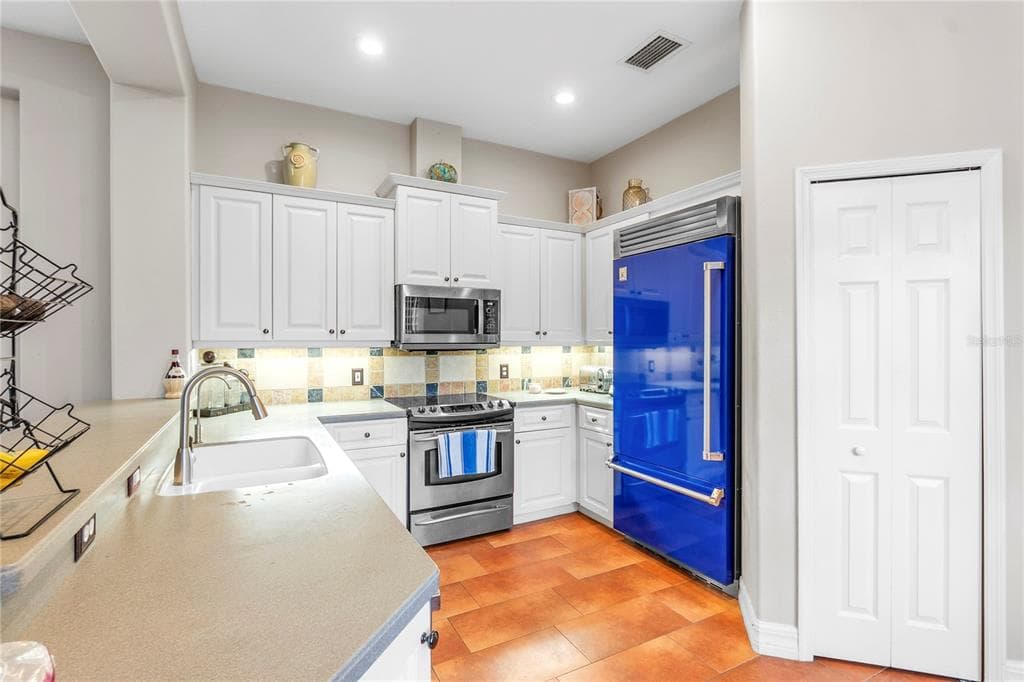 408 PARK TRACE BOULEVARD photo 8