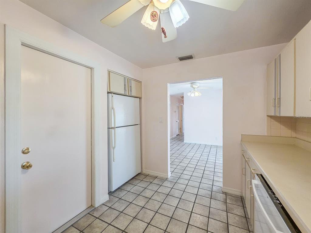 304 PALM CIRCLE photo 20