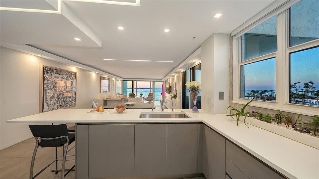101 SUNSET DRIVE 301 photo 10