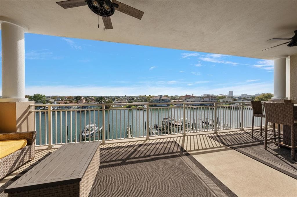 125 ISLAND WAY 402 photo 17