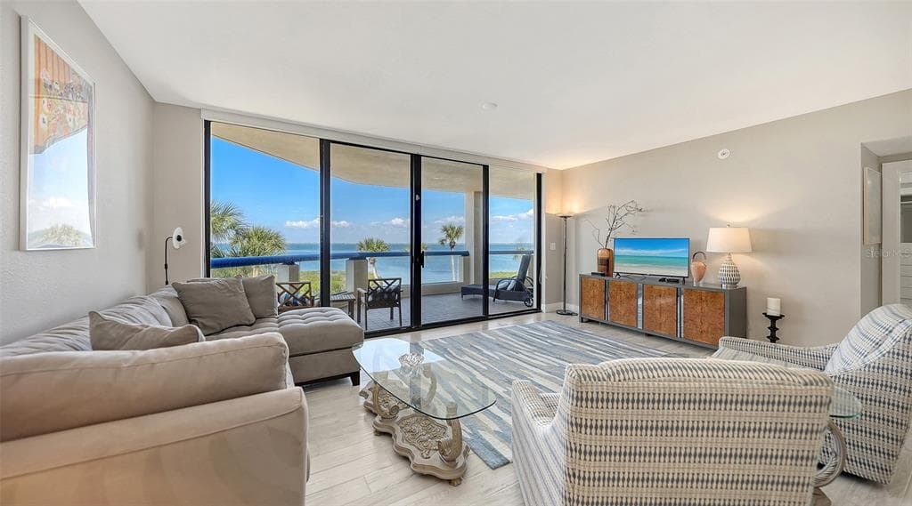 2120 HARBOURSIDE DRIVE 623 photo 7