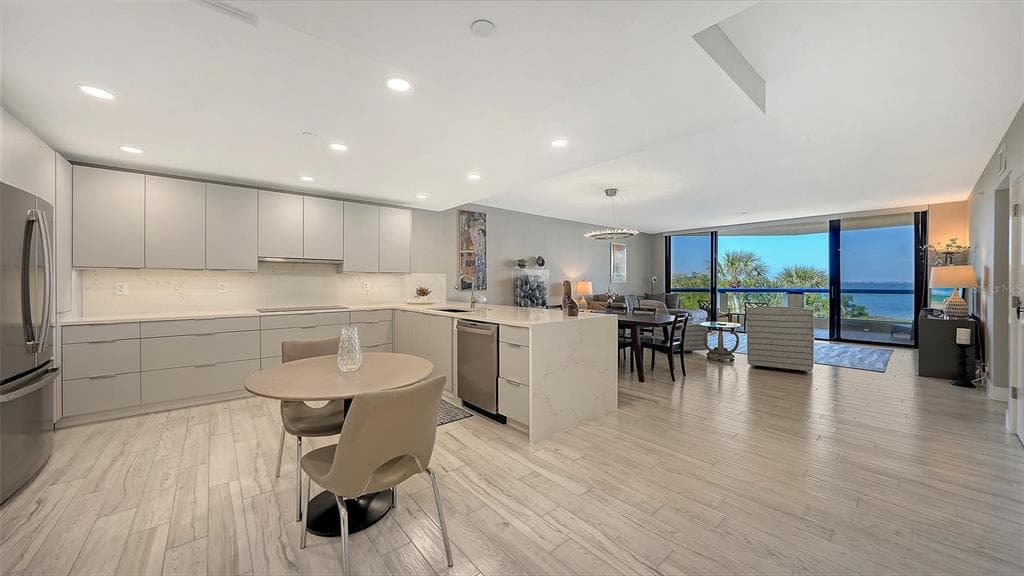 2120 HARBOURSIDE DRIVE 623 photo 5