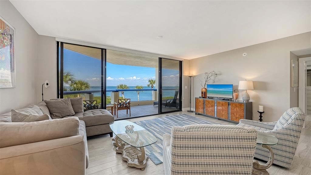 2120 HARBOURSIDE DRIVE 623 photo 9