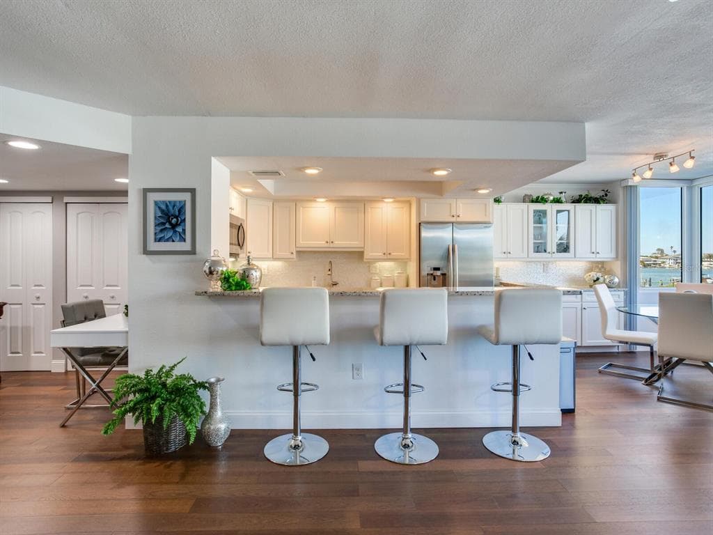 660 ISLAND WAY 202 photo 12