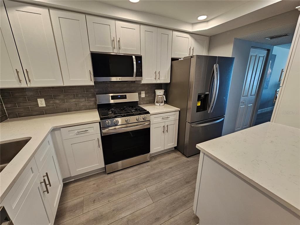 6020 SHORE BOULEVARD S 107 photo 4
