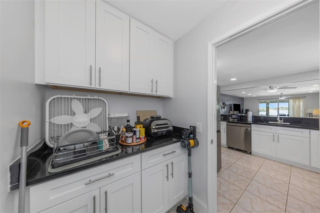 1819 SHORE DRIVE S 318 photo 12