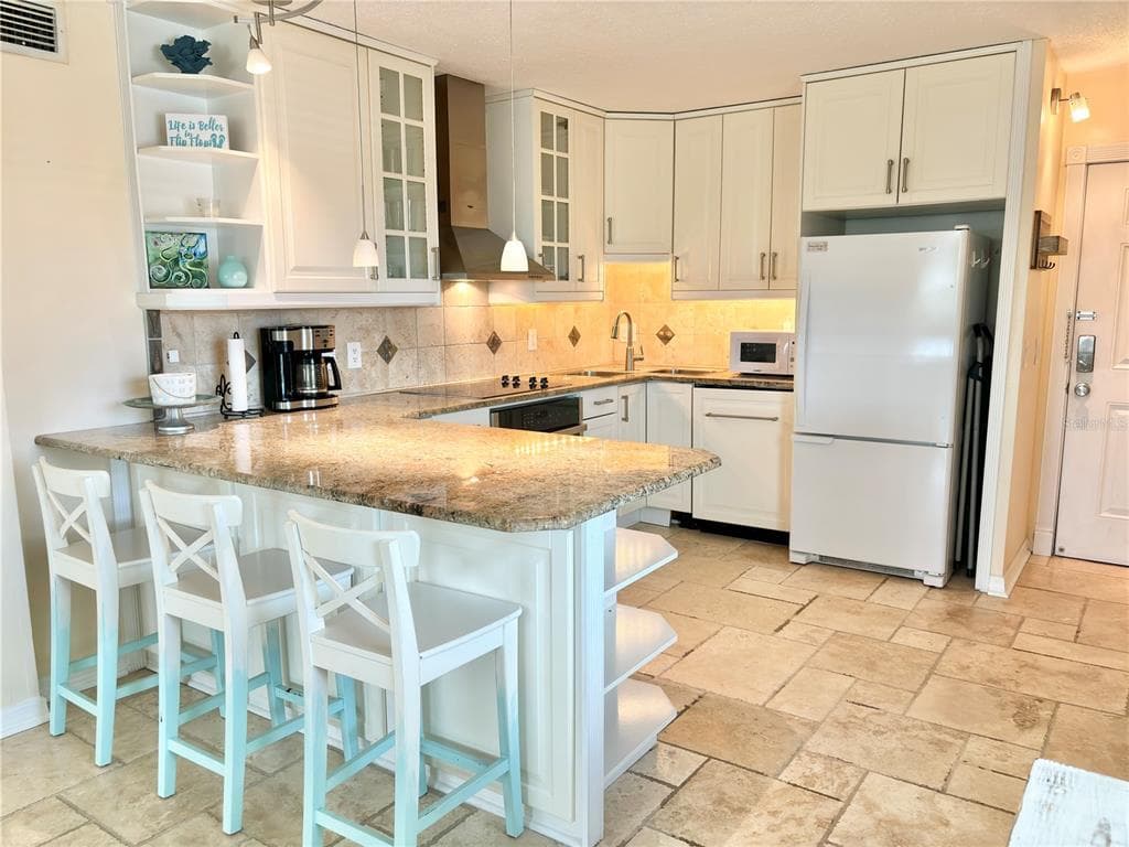 18650 GULF BOULEVARD 315 photo 4