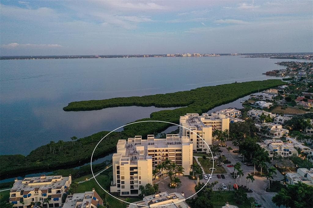 1932 HARBOURSIDE DRIVE 242 photo 2