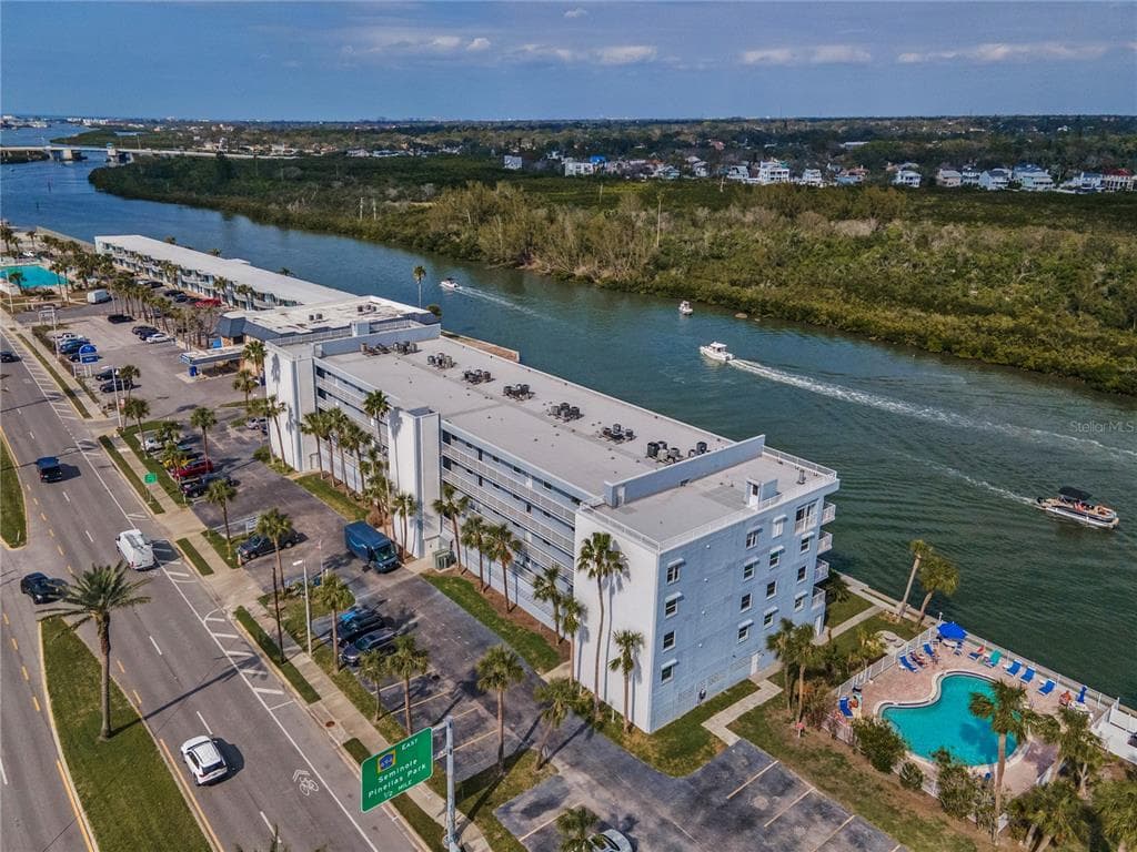 18325 GULF BOULEVARD 308 photo 3