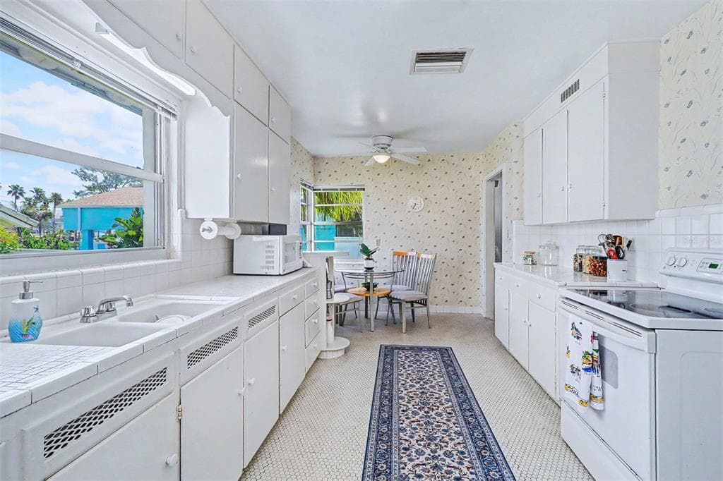 18206 SUNSET BOULEVARD photo 24