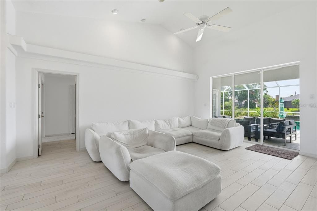 885 ROTONDA CIRCLE photo 12