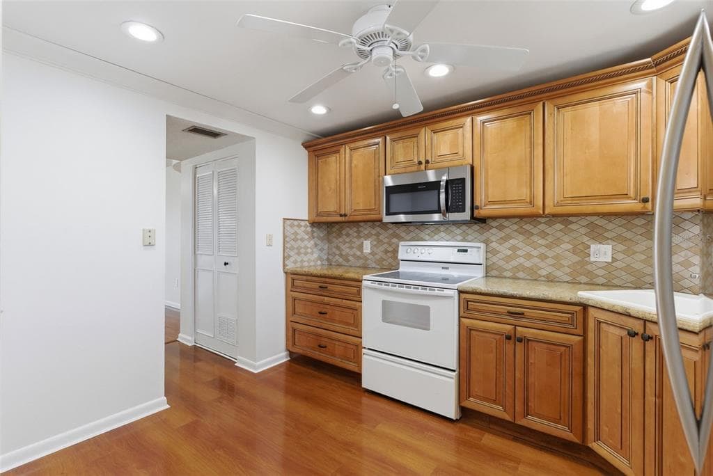 5980 SHORE BOULEVARD S 901 photo 6