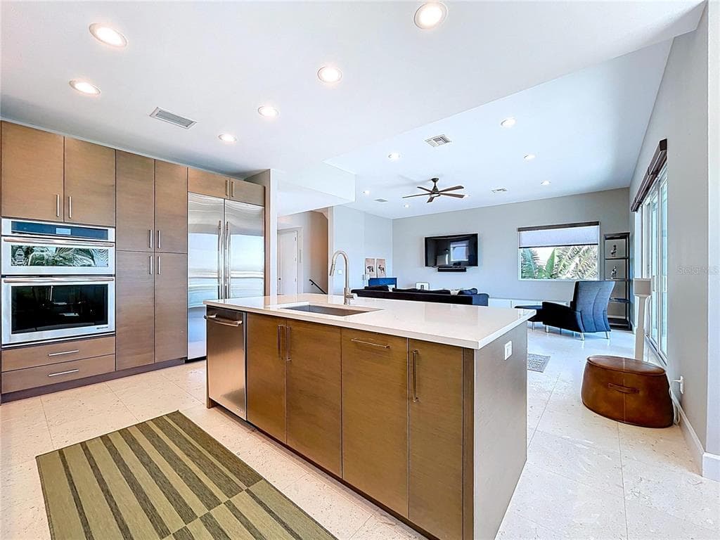 306 BAY PLZ photo 19