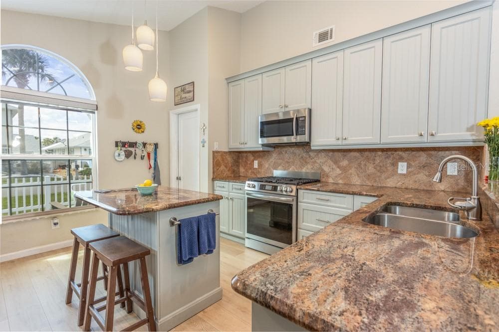 33 BEDFORD DRIVE photo 5
