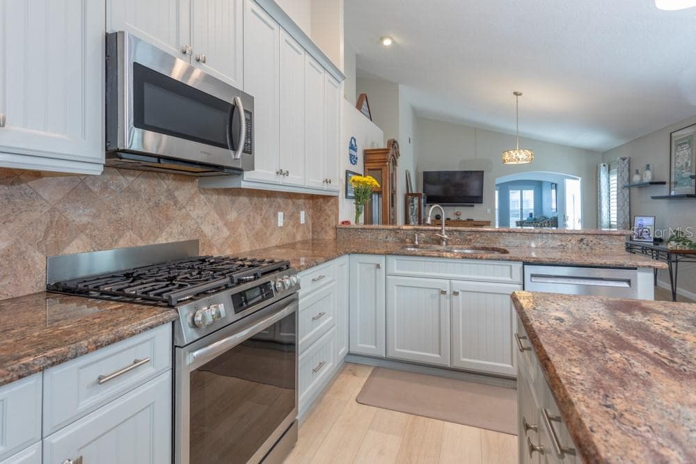 33 BEDFORD DRIVE photo 8
