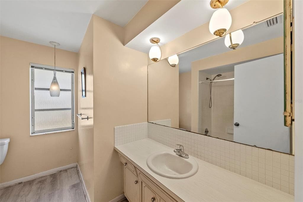 1413 EMBASSY DRIVE photo 11