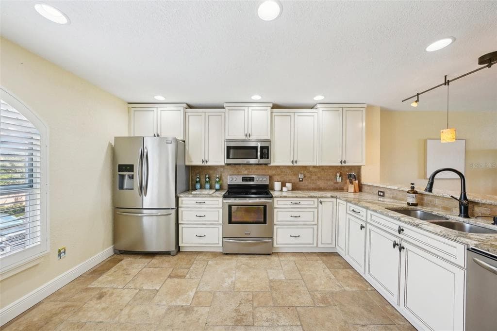 637 PINELLAS BAYWAY 105 photo 13