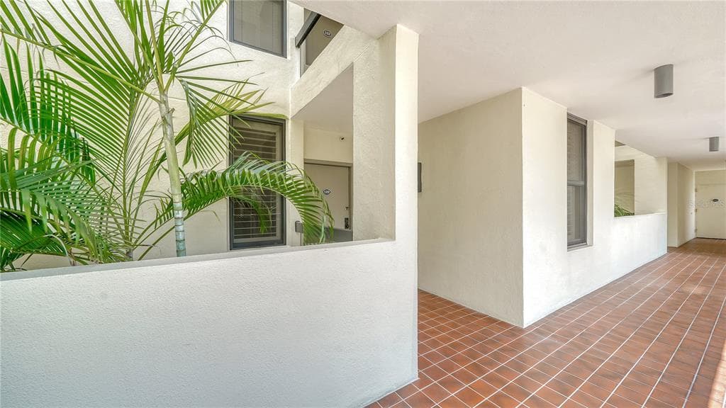 1930 HARBOURSIDE DRIVE 122 photo 3