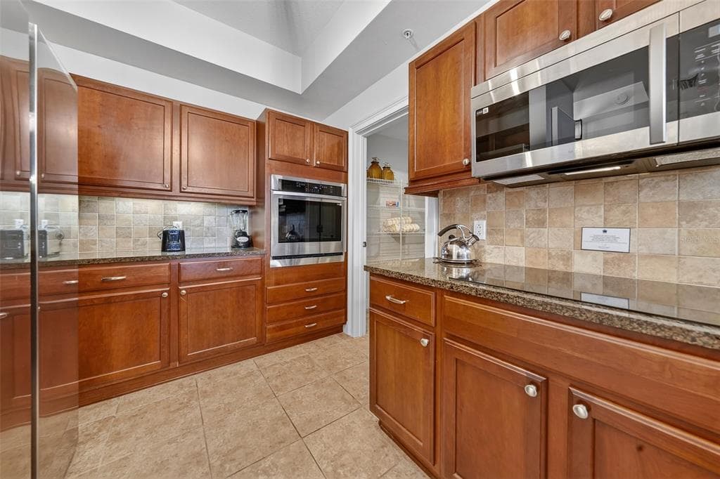 102 YACHT HARBOR DRIVE 365 photo 8