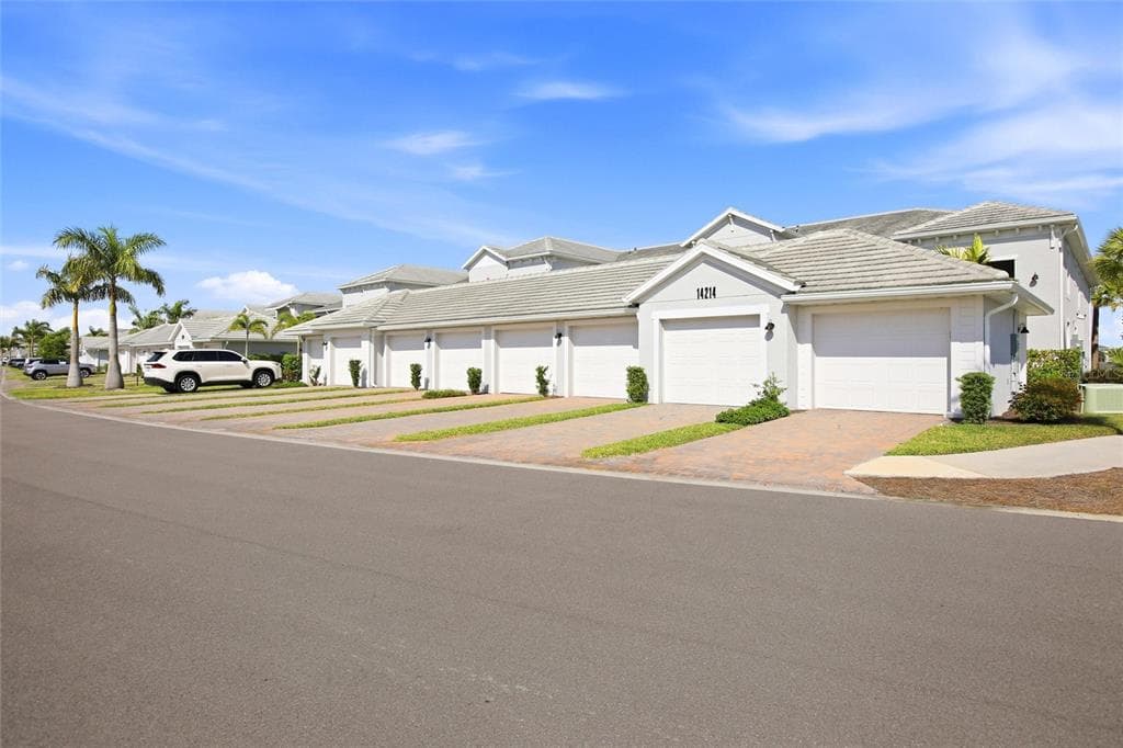 14214 HERITAGE LANDING BOULEVARD 816 photo 4
