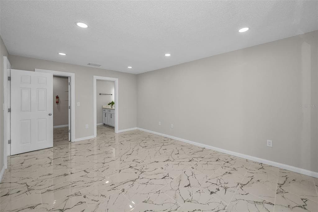 100 BLUFF VIEW DRIVE 604C photo 16