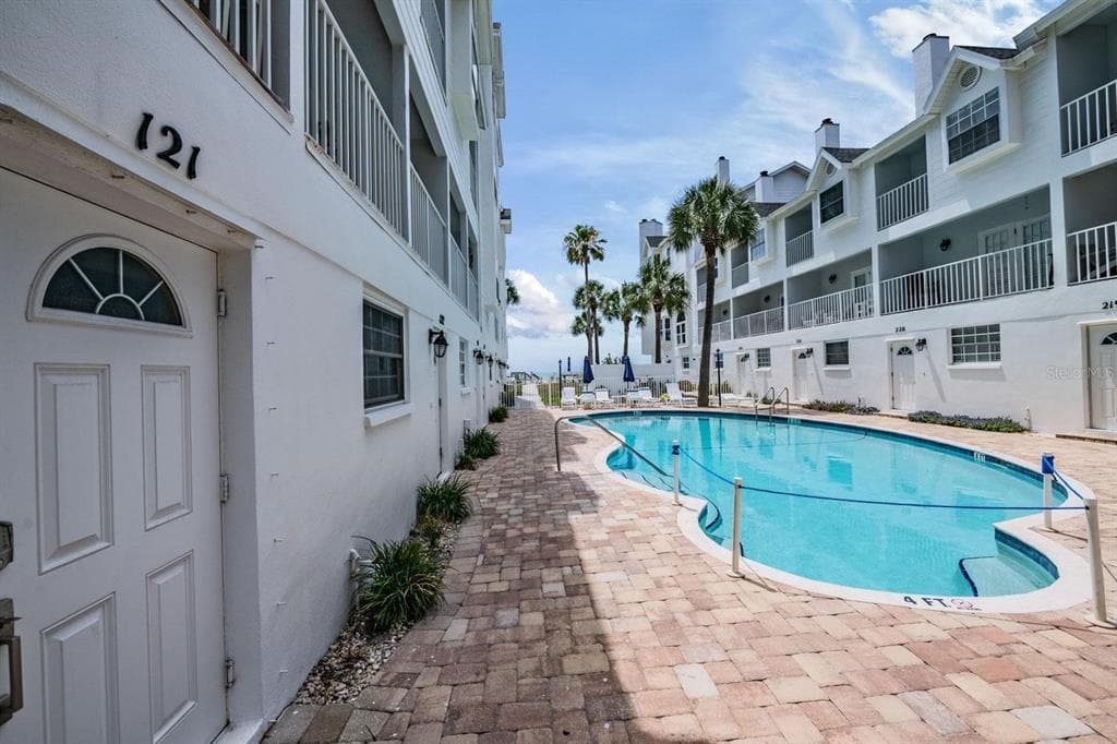 17960 GULF BOULEVARD 121 photo 5