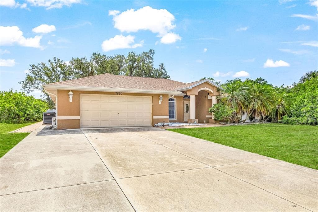 2590 ABBOTSFORD STREET photo 1