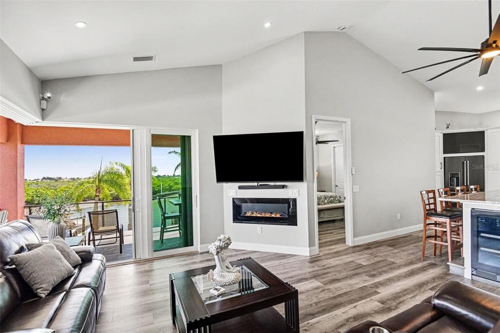 604 TAHITI COURT photo 4