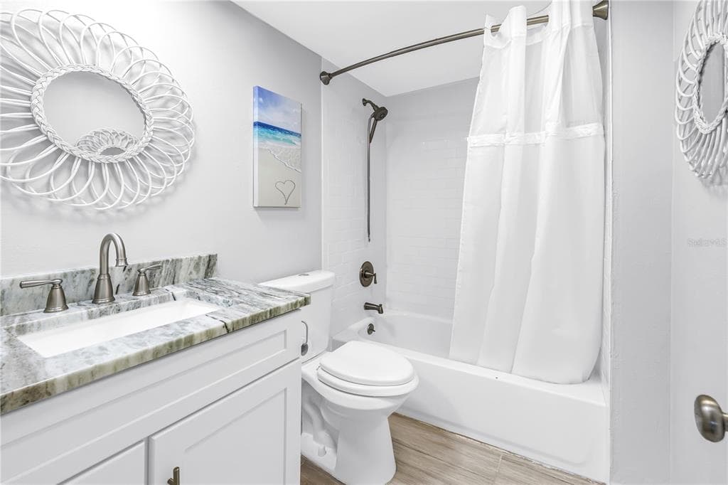1868 SHORE DRIVE S 212 photo 22