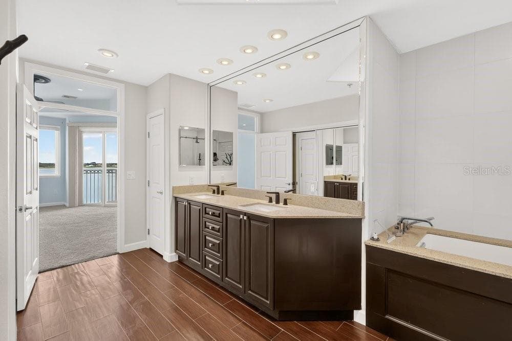 8749 THE ESPLANADE 22 photo 15