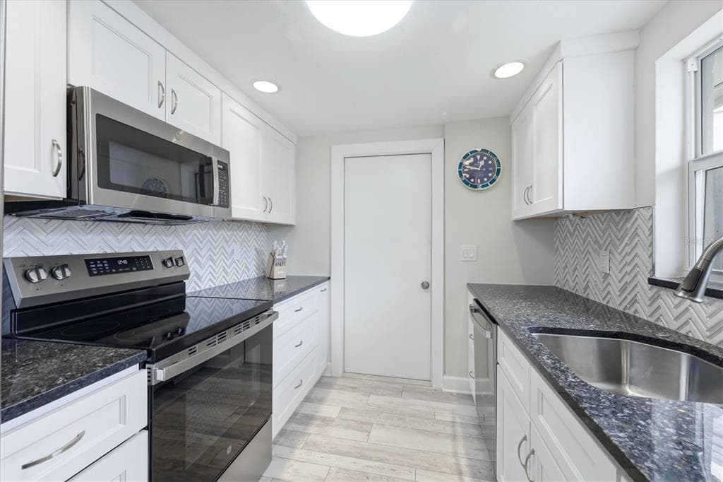 104 WHISPERING SANDS DRIVE V27 photo 10