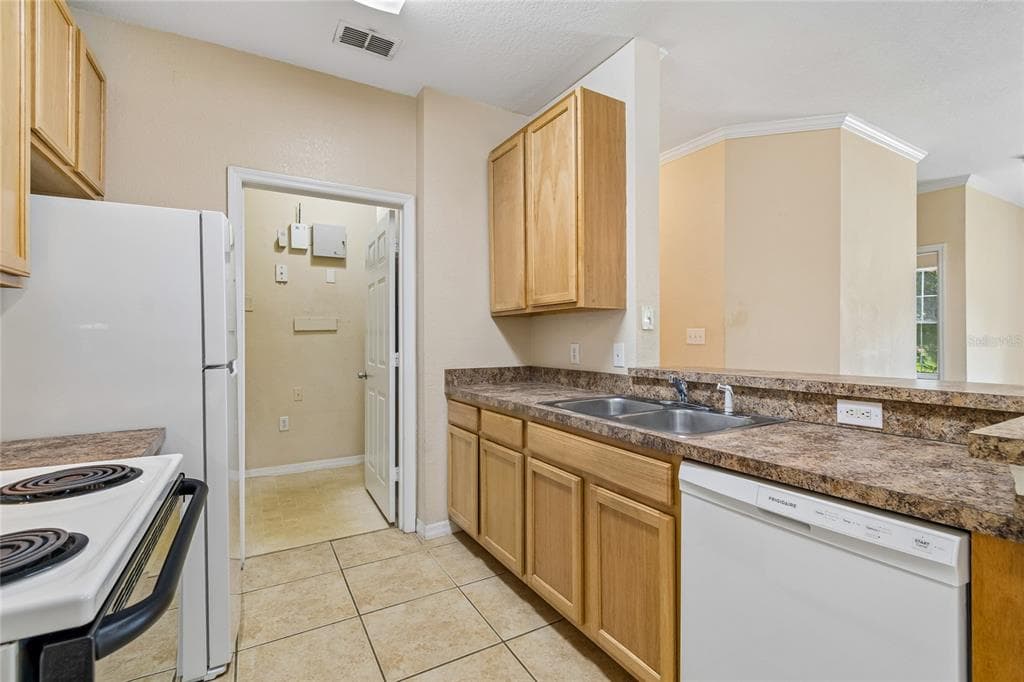 10203 COURTNEY PALMS BOULEVARD 103 photo 14