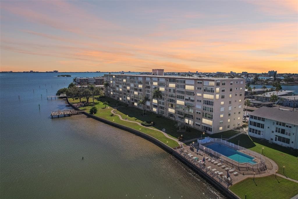 1847 SHORE DRIVE S 711 photo 1