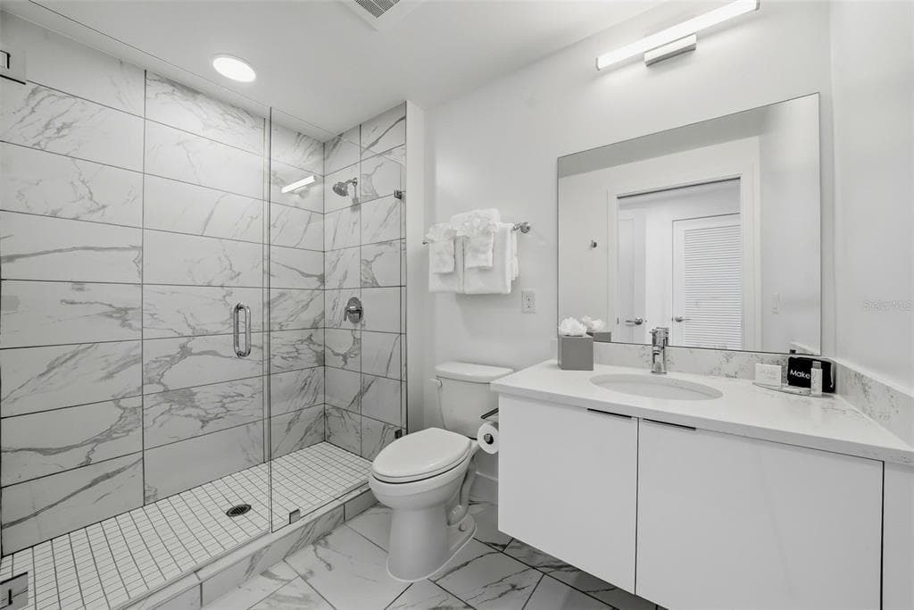 411 E SHORE DRIVE 403 photo 7