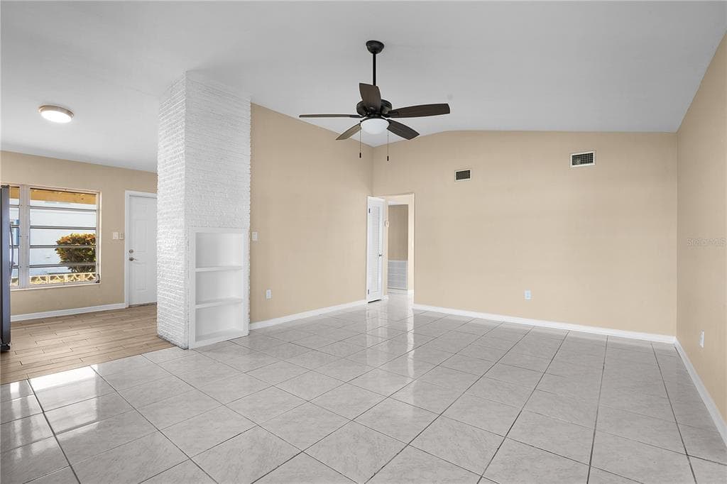 275 LAKEVIEW DRIVE photo 4