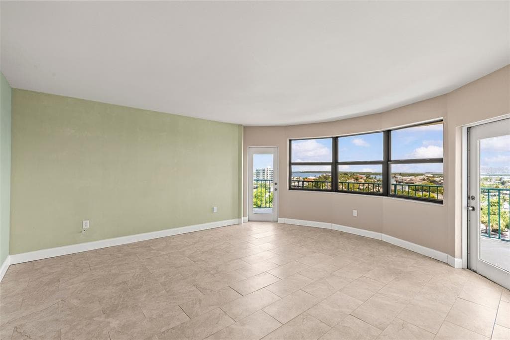 670 ISLAND WAY 800 photo 17