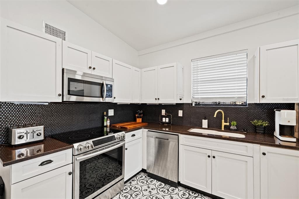 308 E HOLLYWOOD STREET photo 17