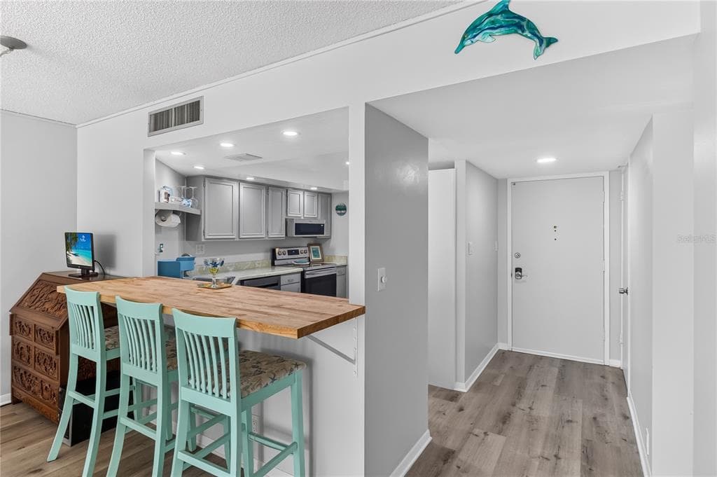 7400 SUN ISLAND DRIVE S 203 photo 9