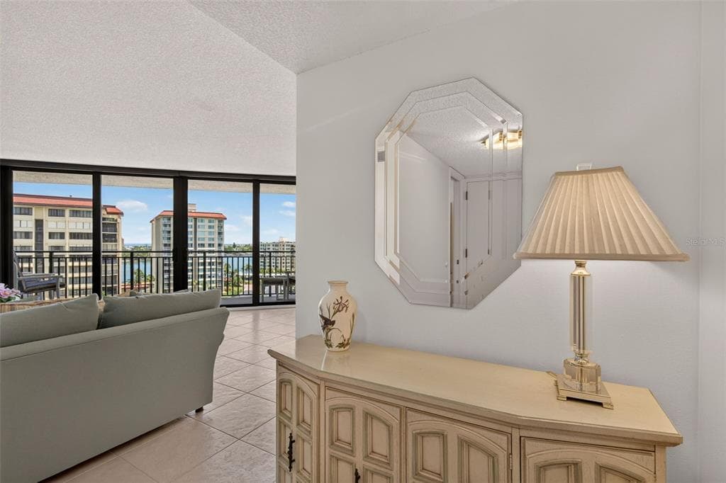 690 ISLAND WAY 909 photo 13