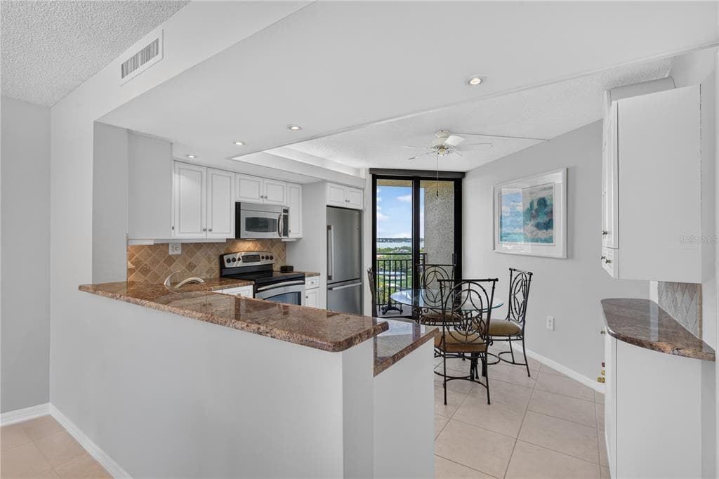 690 ISLAND WAY 909 photo 17