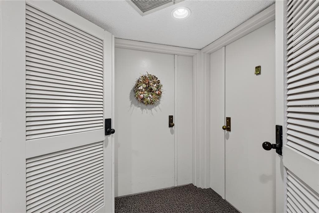 690 ISLAND WAY 909 photo 12