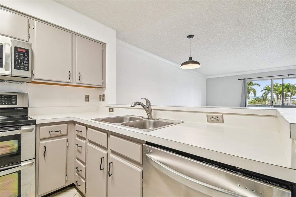 2400 FEATHER SOUND DRIVE 1426 photo 5