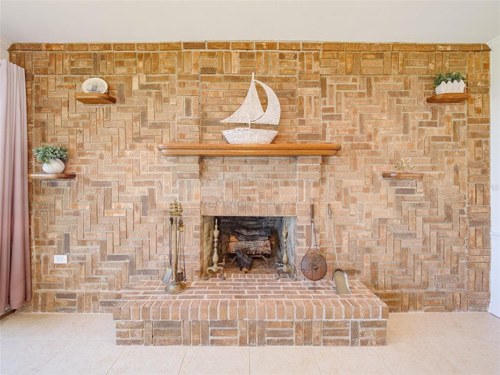 2410 RIVERSIDE DRIVE E photo 12