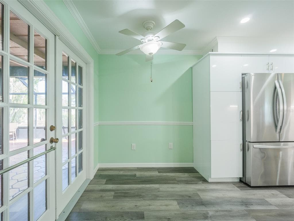 2410 RIVERSIDE DRIVE E photo 19